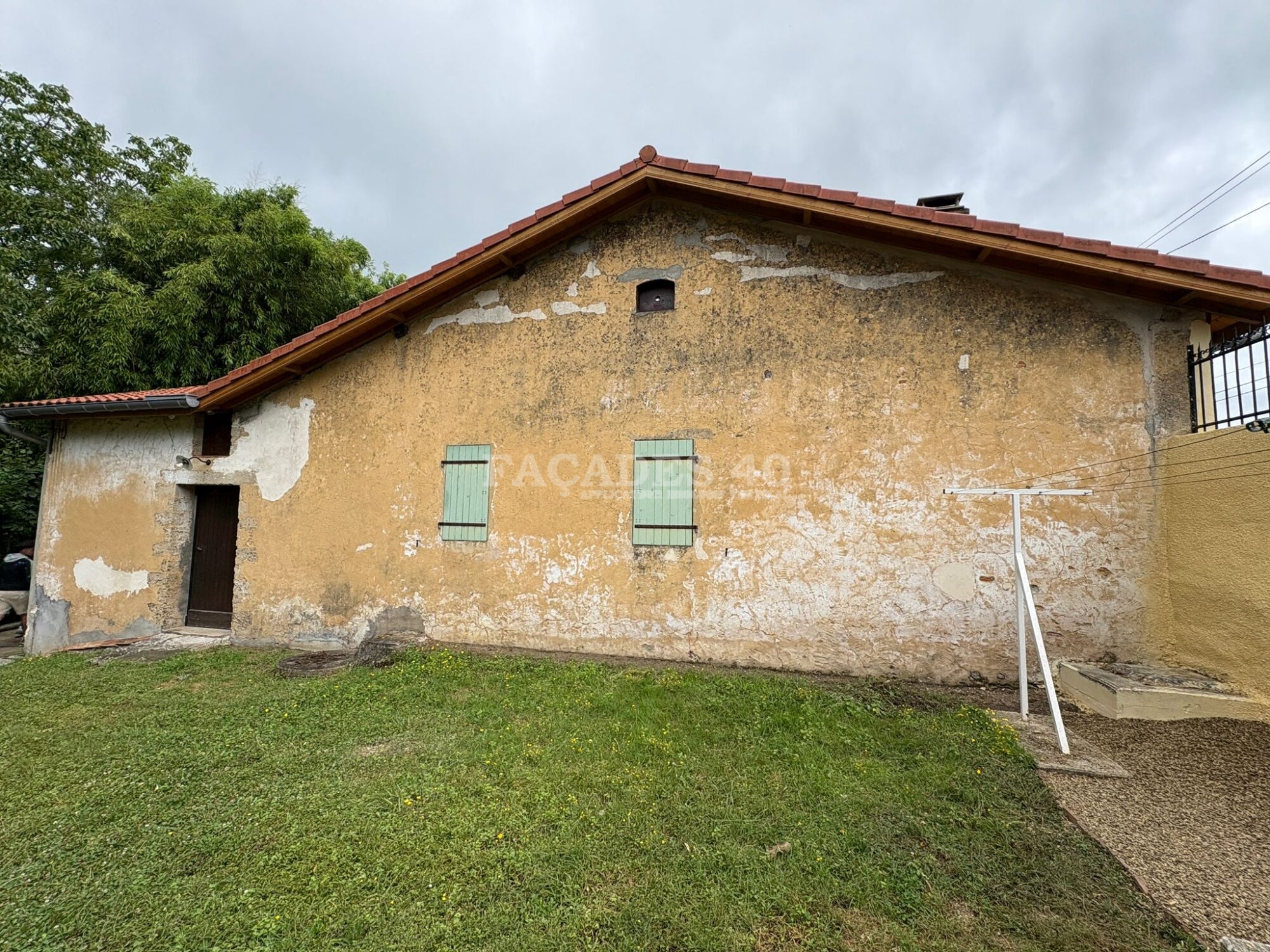 Façades 40 maison jaune vieilles fenêtres vertes