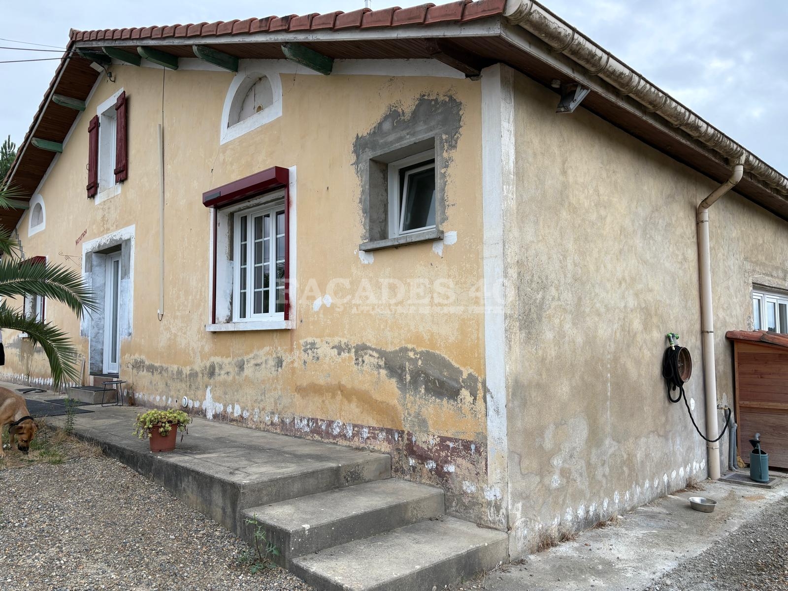 Photo pendant 1 Ravalement complet de façades avec réparations à MONTAUT (40500)