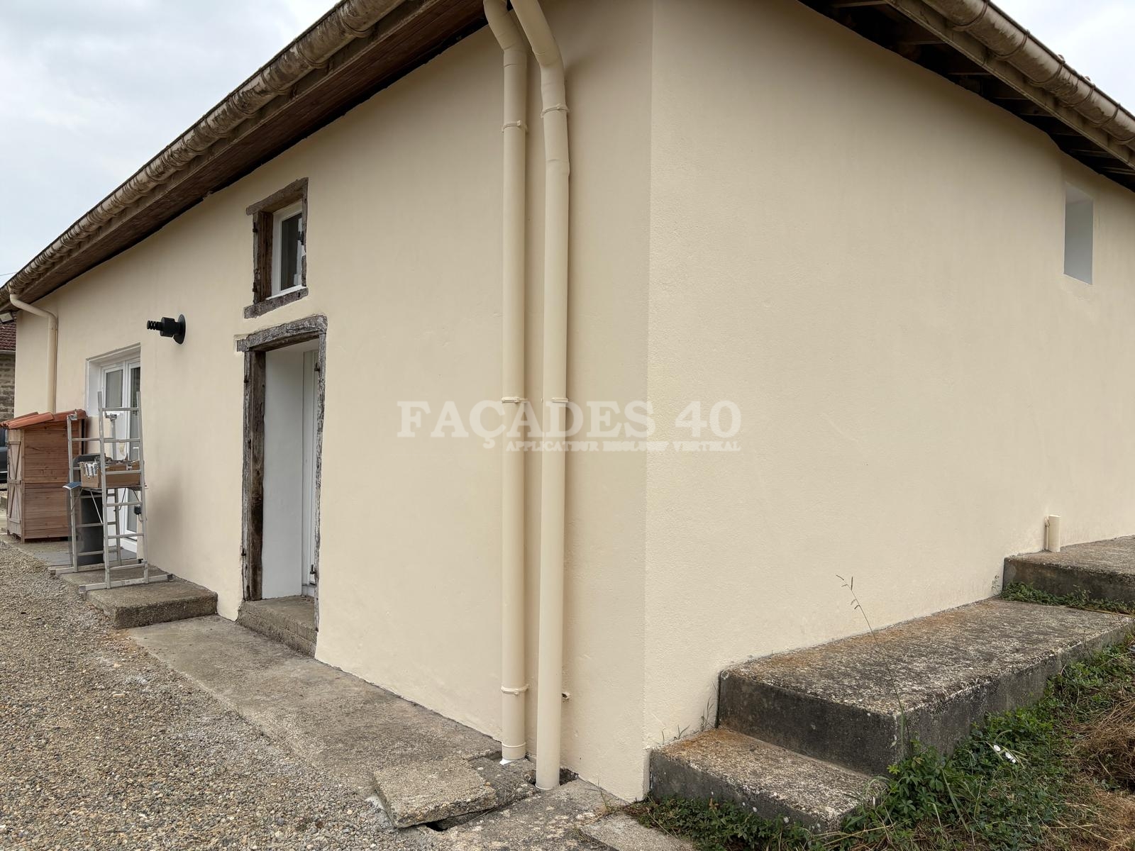 Photo pendant 2 Ravalement complet de façades avec réparations à MONTAUT (40500)