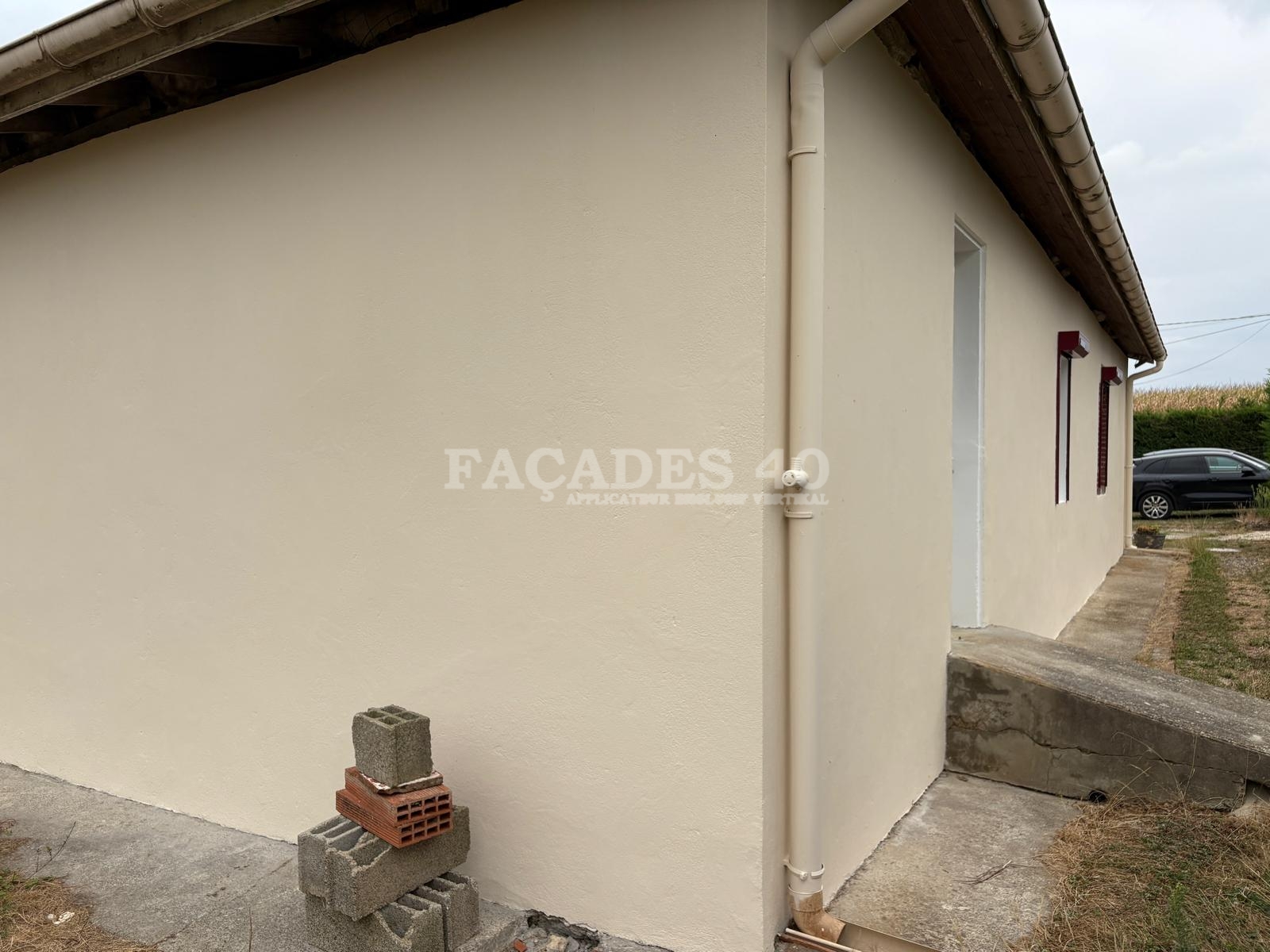 Façades 40 maison blanche tuyau gouttière