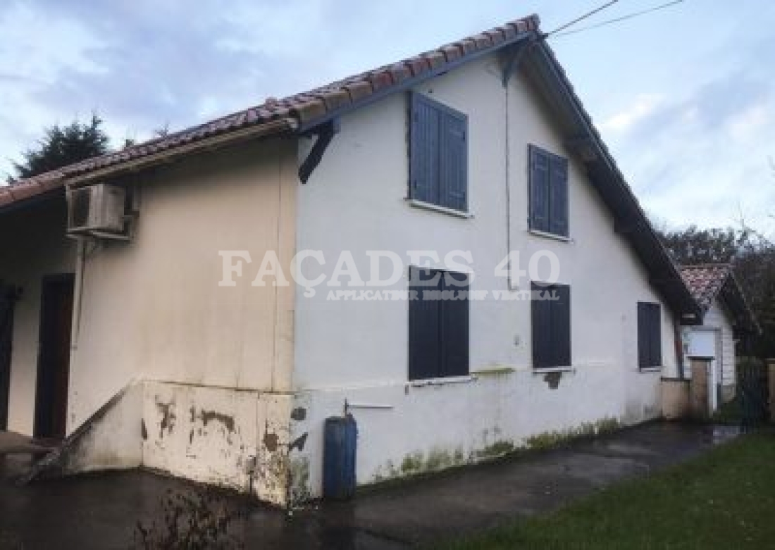 Façades 40 Maison blanche fenêtres noires