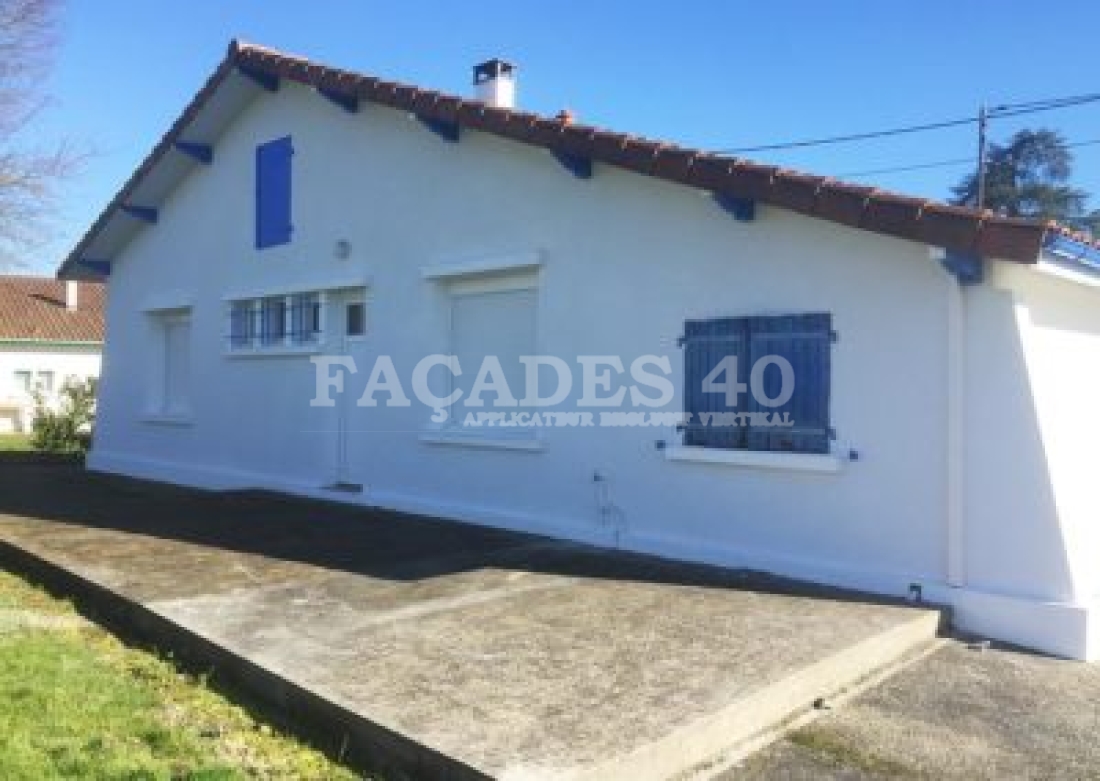 Façades 40 maison blanche fenêtres bleues