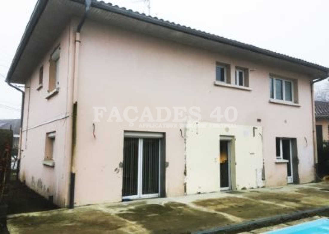 Façades 40 Maison rose deux étages fenêtres portes