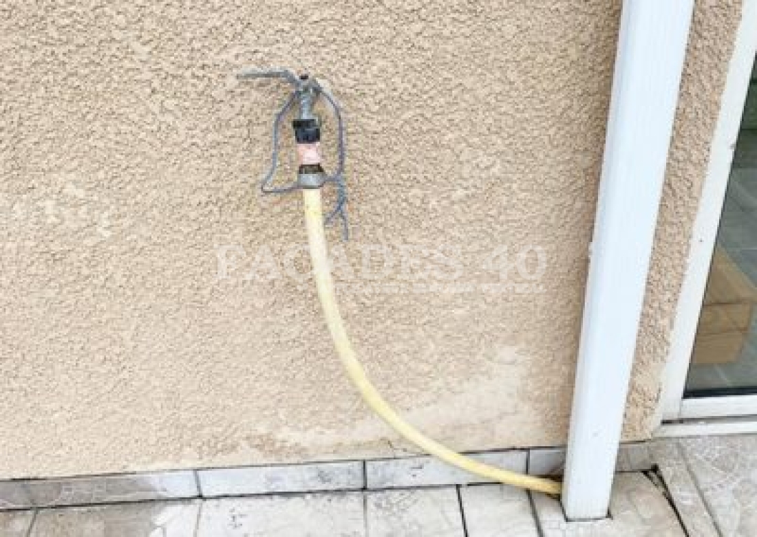 enduit détérioré par le salpêtre et la présence d'humidité