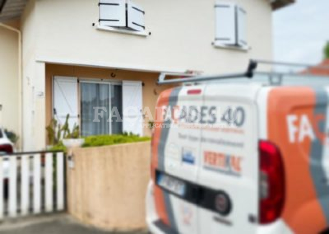 Ravalement des façades d'une maison type castor avec mise en peinture