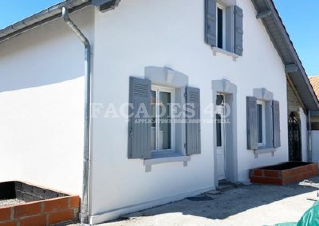 Façades 40 Maison blanche fenêtres grises