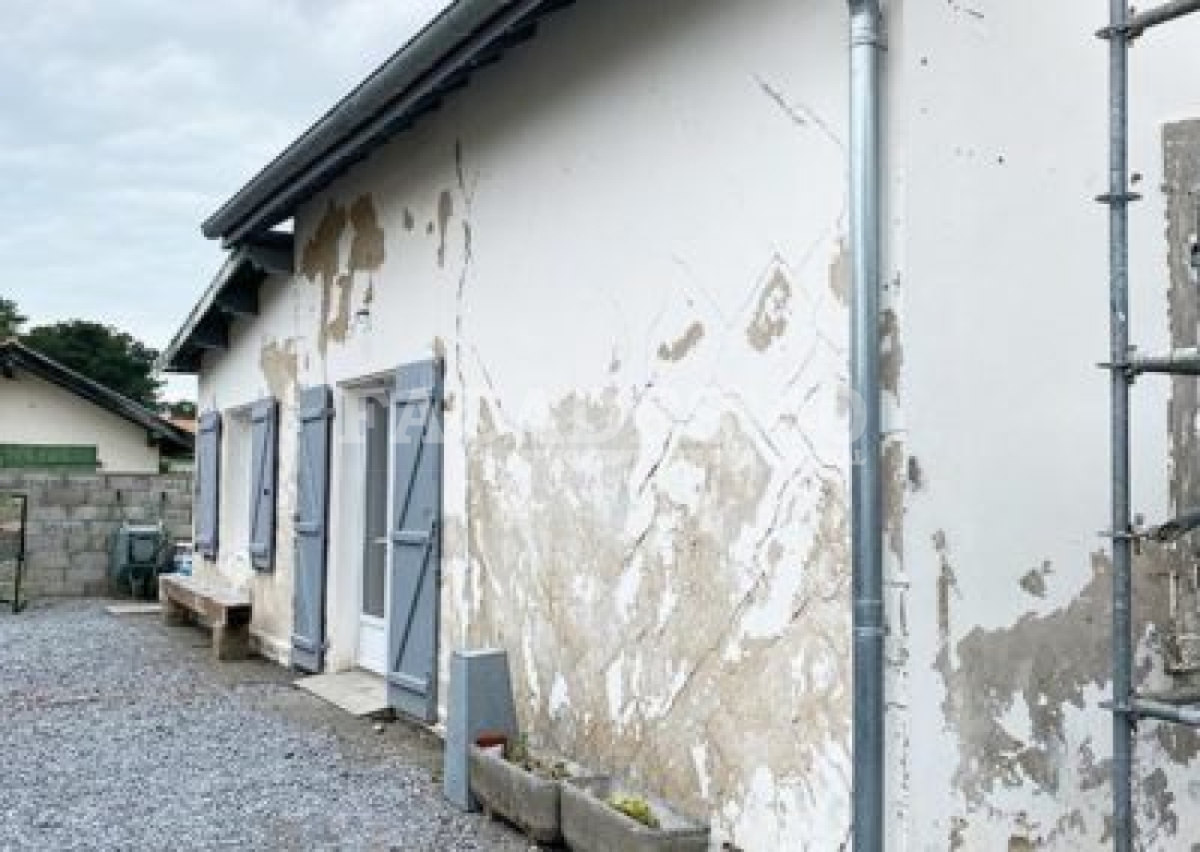 façade partiellement décapé pour traitement d'humidité par injection