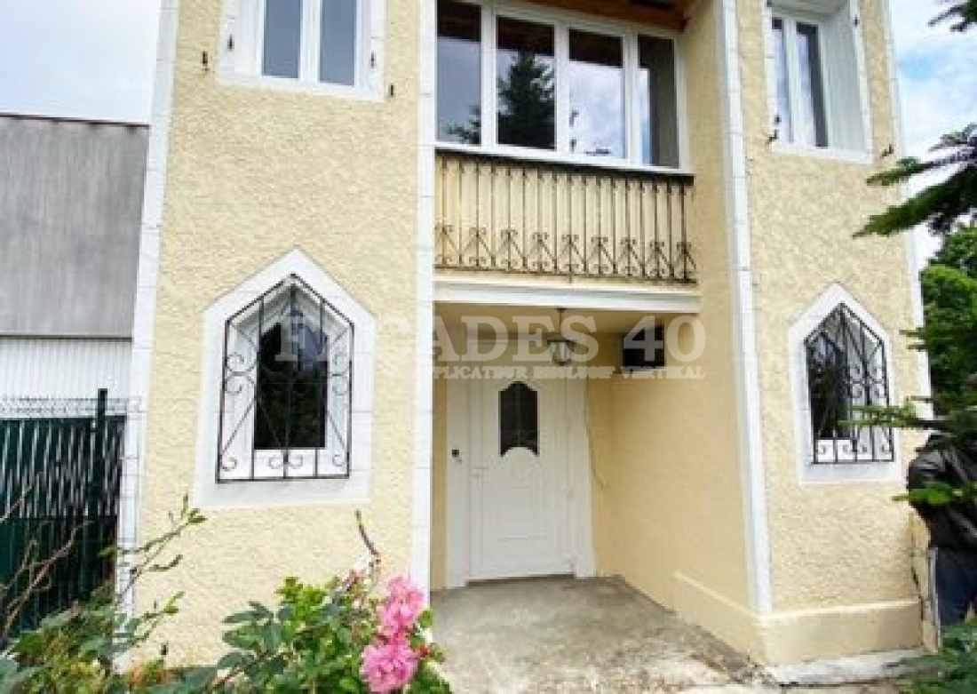 Façades 40 maison jaune balcon fenêtres