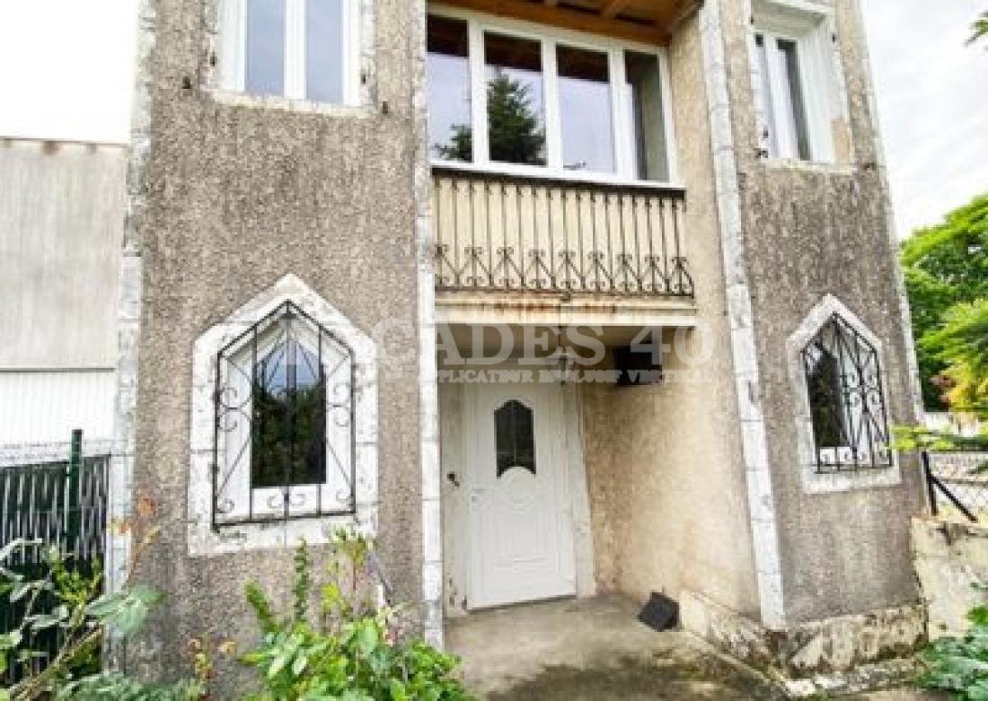 Maison avec balcon et fenêtres en arc, Façades 40